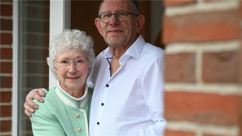 Große Liebe: Ellen (80) und Johan (78) lernten sich über eine Dating-Plattform kennen - wenige Wochen später gaben sie sich im Dezember das Ja-Wort.