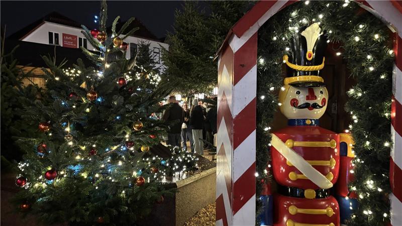 Winterwald und Öko-Klos: Der Buxtehuder Weihnachtsmarkt im TAGEBLATT-Check Große Nussknacker begrüßen die Buxtehuder Weihnachtsmarktbesucher.