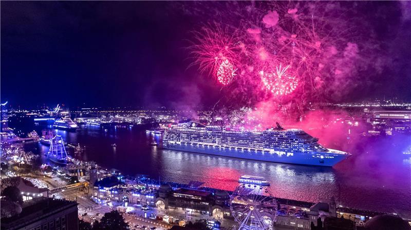 Große Pötte und Feuerwerk: Cruise Days locken Zehntausende nach Hamburg Große Parade und Feuerwerk - am Samstag haben Tausende Menschen dem Höhepunkt der Cruise Days genossen.