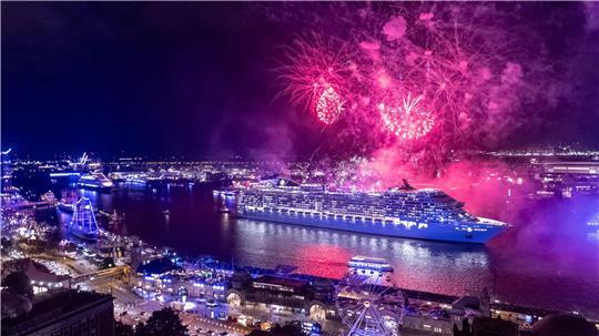 Große Parade und Feuerwerk - am Samstag haben Tausende Menschen dem Höhepunkt der Cruise Days genossen.