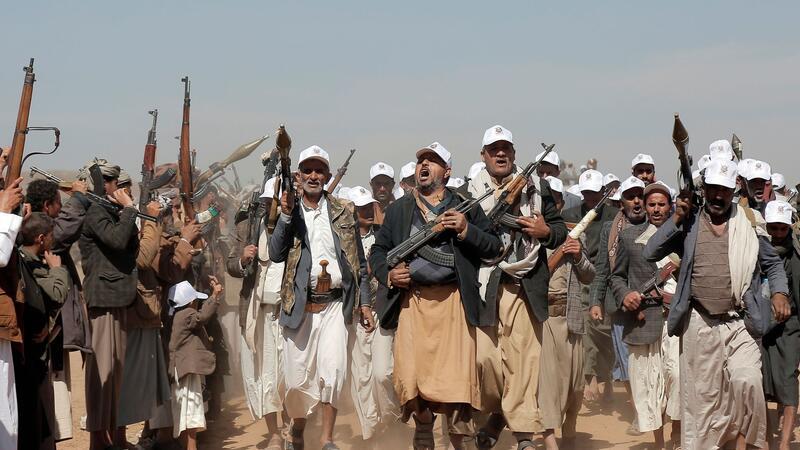 Große Reedereien meiden inzwischen das Rote Meer, weil die Huthi-Miliz immer wieder Frachter mit angeblich israelischer Verbindung angreift.