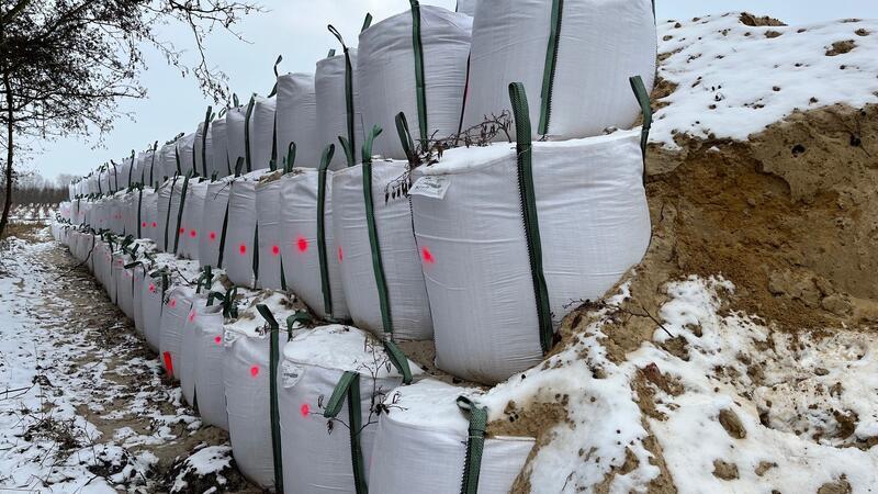 „Blitz-Kita“: Warum eine neue Kindertagesstätte in Buxtehude so schnell fertig wird Große Sandsäcke stützen die 15.000 Tonnen Sand auf dem Grundstück hinter der Feuerwehr ab.
