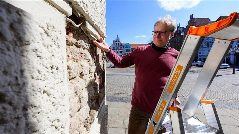Das historische Lüneburger Rathaus bröckelt Große Schäden an der historischen Lüneburger Rathausfassade.