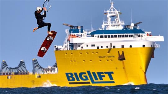 Große Sprünge in der Ostsee - ein Kitesurfer vor Warnemünde.