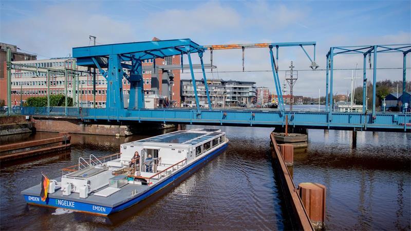 Bahnstrecke zur Küste dicht: Was Urlauber nun wissen sollten Große Traditionsschiffe werden die gesperrte Brücke zum Emder Delft- und Hafenfest nicht passieren können. (Archivbild)