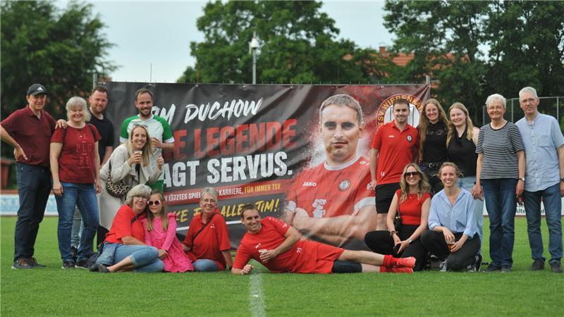 Bützfleth „zeigt Eier“ - Gänsehaut in Wiepenkathen: Das Kreisliga-Finale Große Überraschung für Tim Duchow (liegend): Freunde haben die Banner-Aktion organisiert.