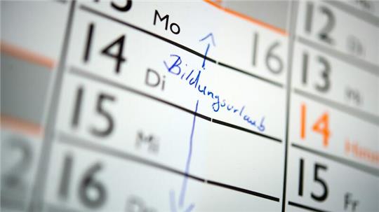 Große Unternehmen investieren pro Mitarbeiter weniger in die Weiterbildung als kleine Unternehmen, dabei können Großunternehmen eher von Kostenvorteilen profitieren.
