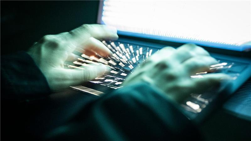 Große Unternehmen wie die Deutsche Bahn sind immer wieder Cyberangriffen ausgesetzt, können diese in der Regel aber abwehren. (Symbolbild)