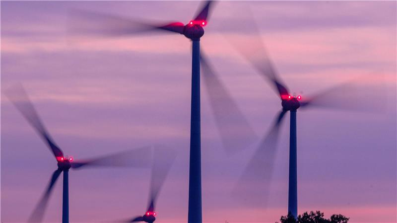 Anwohner-Ärger um blinkende Windräder: Was sich ändern soll Große Windkraftanlagen sollen künftig nur noch dann nachts rot blinken, wenn sich tatsächlich ein Luftfahrzeug nähert. (Archivbild)