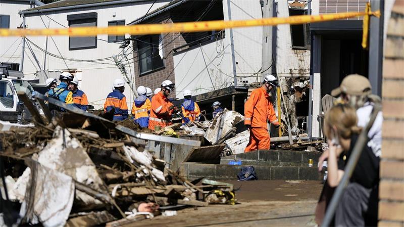 Mindestens vier Tote in Japan durch Taifun Große Zerstörungen durch eine Schlammlawine infolge der heftigen Regenfälle.