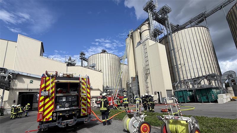 Großeinsatz bei Raisa in Apensen aufgrund einer Rauchentwicklung an der Trocknungsanlage für Getreide.