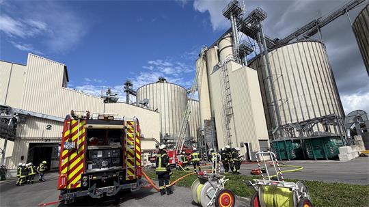 Großeinsatz bei Raisa in Apensen aufgrund einer Rauchentwicklung an der Trocknungsanlage für Getreide.