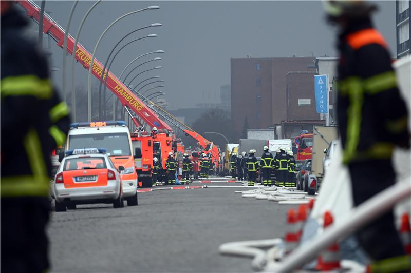 316.000 Einsätze - Neuer Rekord für Hamburgs Feuerwehr im Jahr 2022 Großeinsatz der Feuerwehr an zwei brennenden Lagerhallen im Stadtteil Rothenburgsort. Foto: Jonas Walzberg/dpa