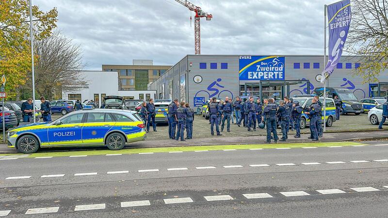 Nach tödlichen Schüssen an Schule - Anklage erhoben Großeinsatz der Polizei am 9. November 2023 an einer Schule in Offenburg.