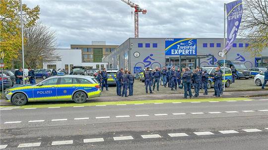 Nach tödlichen Schüssen an Schule - Anklage erhoben Großeinsatz der Polizei am 9. November 2023 an einer Schule in Offenburg.