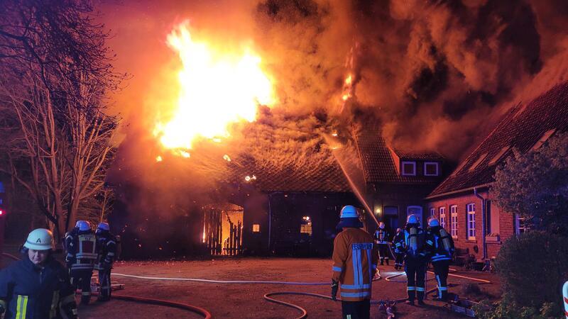 Großbrand ruft 150 Einsatzkräfte auf den Plan Großeinsatz für 150 Einsatzkräfte im Landkreis Rotenburg.