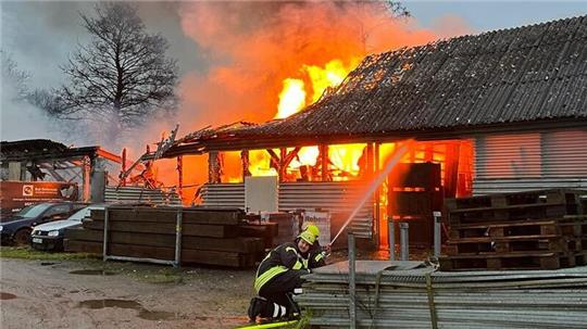 Großeinsatz für die Feuerwehr am Heiligabendmorgen: Eine Lagerhalle eines Abbruchunternehmens in Barnkrug steht in Flammen.