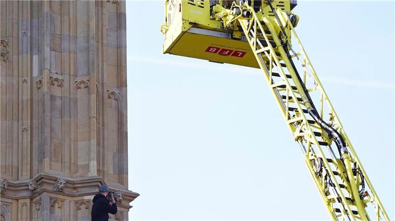 Großeinsatz in London: Ein Mann ist auf den Turm mit der Glocke Big Ben geklettert. 