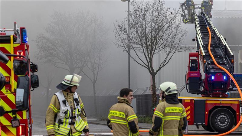 Großeinsatz in Lübeck-Kücknitz: Dort brennt eine Lagerhalle mit Elektro- und Metallschrott.