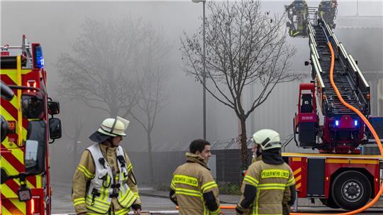 Großeinsatz in Lübeck-Kücknitz: Dort brennt eine Lagerhalle mit Elektro- und Metallschrott.