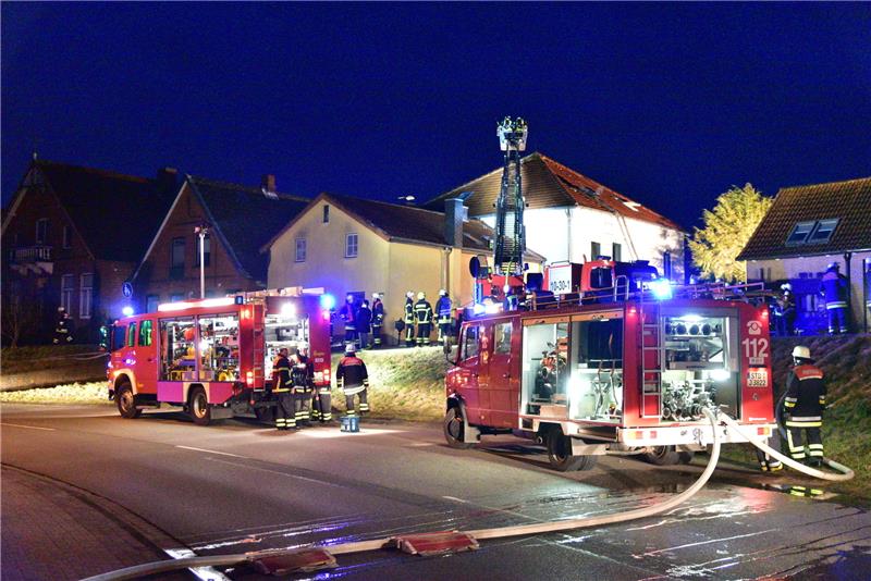 Großeinsatz in Mittelnkirchen: Von der Drehleiter der Buxtehuder Feuerwehr aus wird gelöscht. Foto Beneke