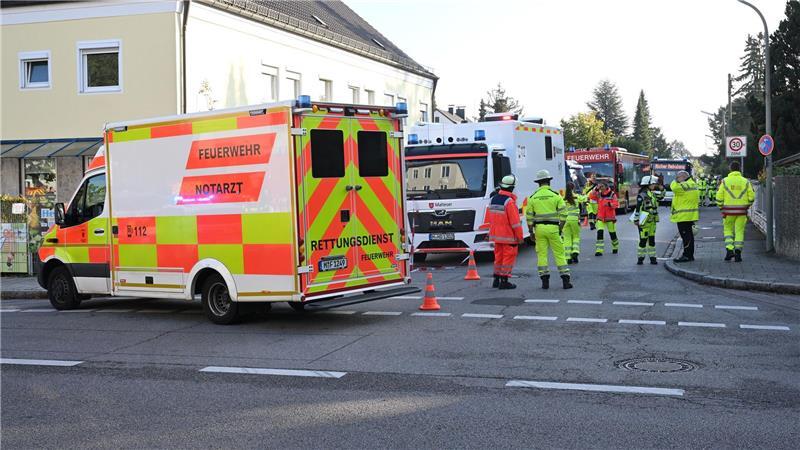 Großeinsatz in München: Bei dem Großeinsatz in einem brennenden Haus in München sind Sprengfallen gefunden worden. 