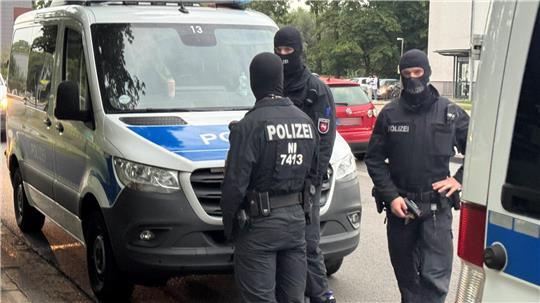Großeinsatz in Stade: Die Polizei führt am Donnerstag eine Drogen-Razzia durch.