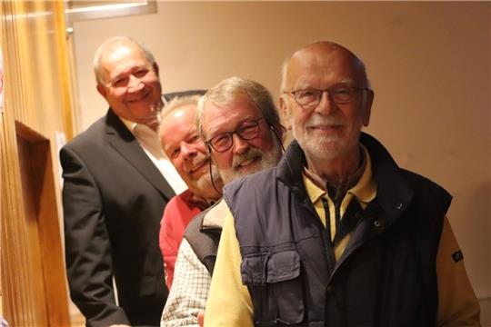 Großenwördens (Ex-) Bürgermeister (von vorn): Erich Kahrs war von 1991 zehn Jahre Ratsvorsitzender, sein Nachfolger Hubert von der Lieth bis 2006 fünf Jahre. Bernhard Witt wurde nun nach 15 Jahren verabschiedet – sein Nachfolger und amtiere