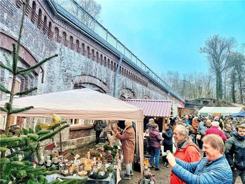 Grauerort: Weihnachtsmarkt im alten Festungsgemäuer Großer Andrang an den Ständen im Hof der Festung und in den Kassematten. Foto: Richter