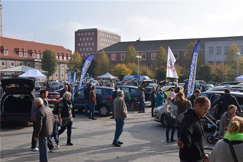 Shantychor-Festival: Stade wie es singt und lacht Großer Andrang bei der Autoschau auf dem Platz am Sande.