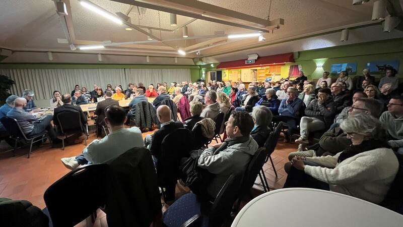 Großer Andrang bei der Sitzung des Bauausschusses: Etwa 100 Zuhörer kamen ins Dorfgemeinschaftshaus, weil die L-140-Sanierung Thema war.