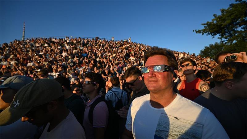 Großer Andrang herrschte auch in Deutschland, um die partielle Sonnenfinsternis zu beobachten - wie hier im Münchner Olympiapark.
