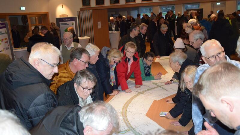 Großer Andrang im Schützenhaus Elstorf: Bürger und Bürgerinnen informieren sich im Gespräch mit Straßenplanern über die B3 neu