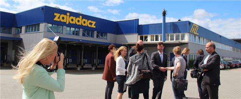 Großer Bahnhof bei der Auszeichnung vor dem Firmenhauptsitz .