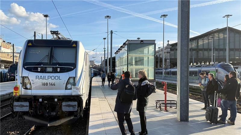 Neuer Nachtzug von Paris nach Berlin geht auf erste Fahrt Großer Bahnhof für den neuen Zug bei der ersten Fahrt im Gare du Nord.