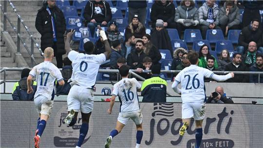 Großer Jubel bei Darmstadt 98 nach dem Siegtreffer von Hiroki Akiyama (M) in Hannover. 