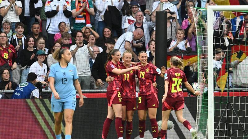 Deutsche Fußballerinnen in Torlaune und EM-Form Großer Jubel bei den DFB-Frauen um Torschützin Lea Schüller (M.)