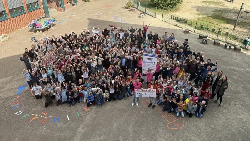 Großer Jubel bei der Scheckübergabe: Morgens gewann der Schulförderverein live im Radio, mittags war Gewinnübergabe in Oldendorf.