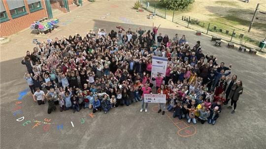 Großer Jubel bei der Scheckübergabe: Morgens gewann der Schulförderverein live im Radio, mittags war Gewinnübergabe in Oldendorf.