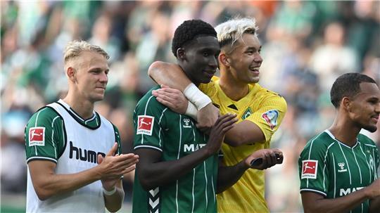 Großer Jubel nach dem Hinspiel: Werders Karim Coulibaly traf spät zum 3:3 gegen Leverkusen.