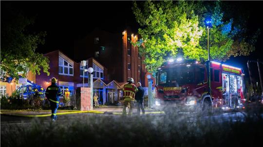 Großer Löscheinsatz der Bremerhavener Feuerwehr mit Unterstützung von THW und Rettungsdiensten in Leherheide: Am Pfingstsonntagabend brannte eine alte Sporthalle, die an das Hotel angrenzt. Gäste wurden evakuiert, das Hoteldach bis nach Mitternacht auf Glutnester abgesucht . Foto: Hartmann