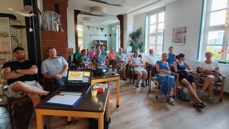 Großes Interesse: Viele Eltern verfolgten den Vortrag im Mehrgenerationenhaus in Horneburg.