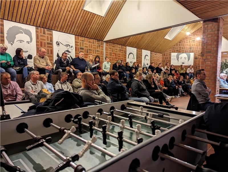 Großes Interesse im Schulausschuss: 80 Zuhörer kamen zur Vorstellung der Standortanalyse für die Grundschule Guderhandviertel. Foto: Battmer