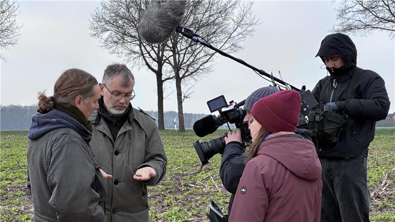 Großes Medienecho: Die Archäologen Tobias Mörtz und Daniel Nösler erklären einem NDR-Team die Funde.