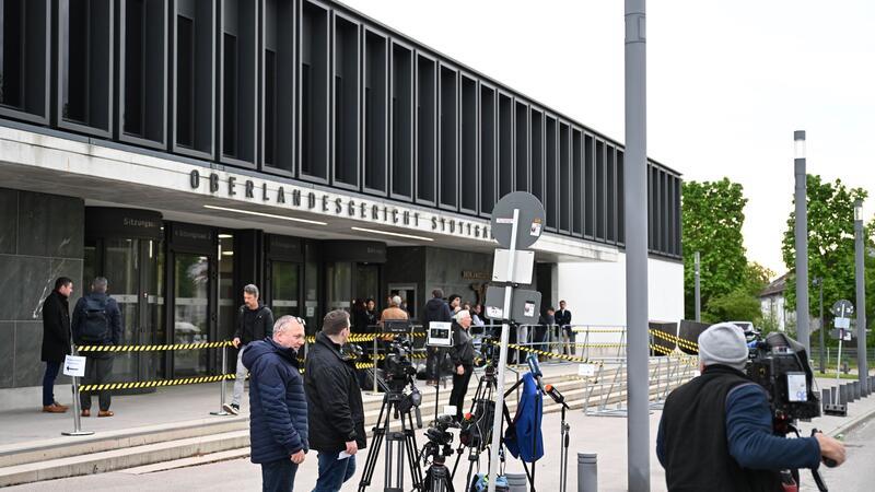 „Reichsbürger“-Prozess gestartet Großes Medieninteresse: „Eines der größten Staatsschutzverfahren in der Geschichte der Bundesrepublik“.