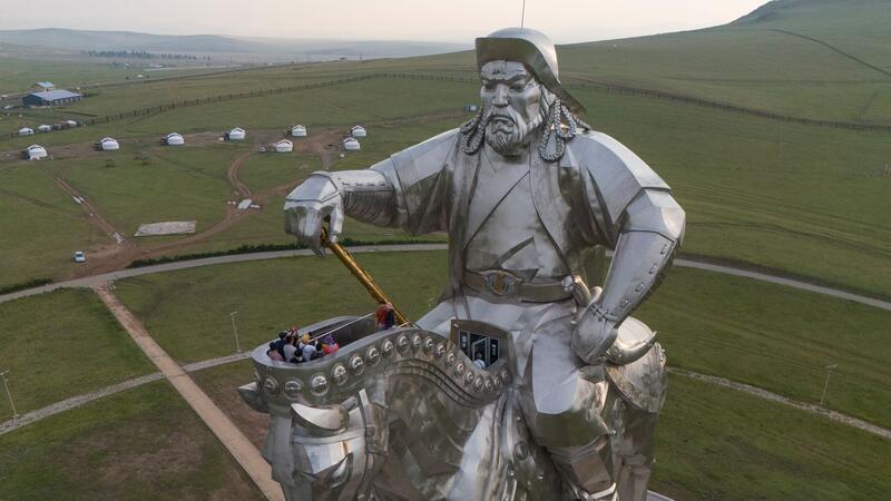 Großes Reiterstandbild in der Mongolei: Touristen klettern auf die 40 Meter hohe Statue von Dschingis Khan.