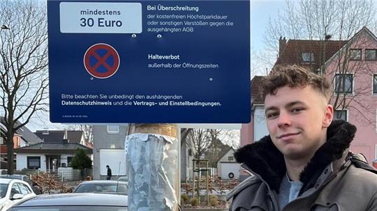 Großes Schild, aber nur kleiner Hinweis auf ein Halteverbot nach Feierabend: Laurenz Gollücke musste 30 Euro zahlen, weil er hier gehalten hat.