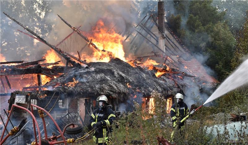 Großfeuer: Das mehr als 100 Jahre alte Fachwerkhaus im Westmoor ging in Flammen auf .