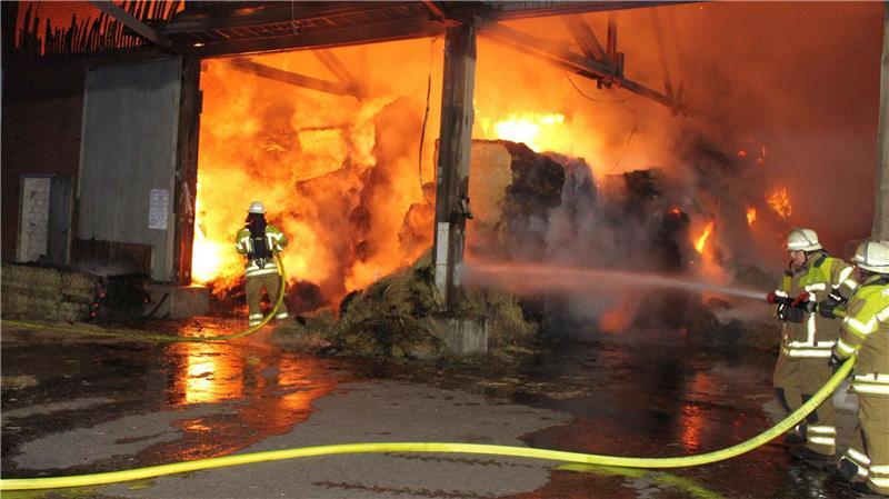 Essen brennt an - darüber ärgert sich Stades Feuerwehr Großfeuer: Die Stader Feuerwehrleute kämpfen gegen die Flammen. 2024 war für sie ein „heißes Jahr“.