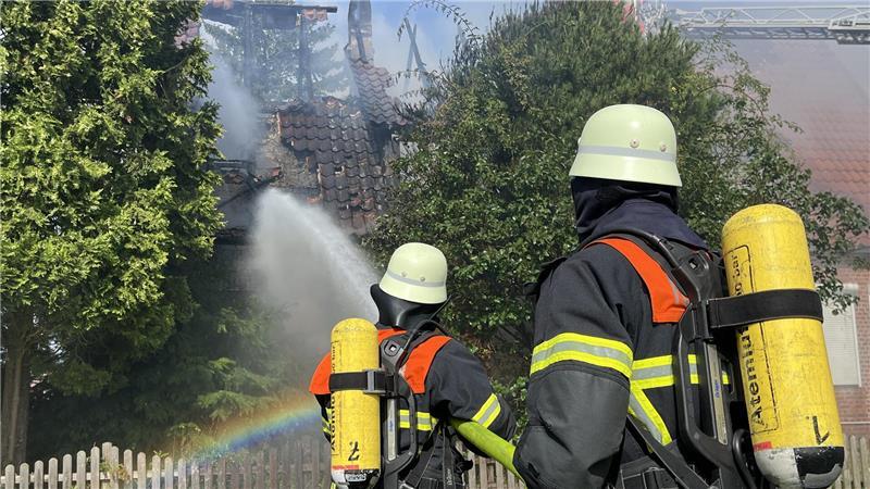 Großfeuer in Bassenfleth im August 2025: Der Bewohner erliegt später den Folgen seiner Brandverletzungen.